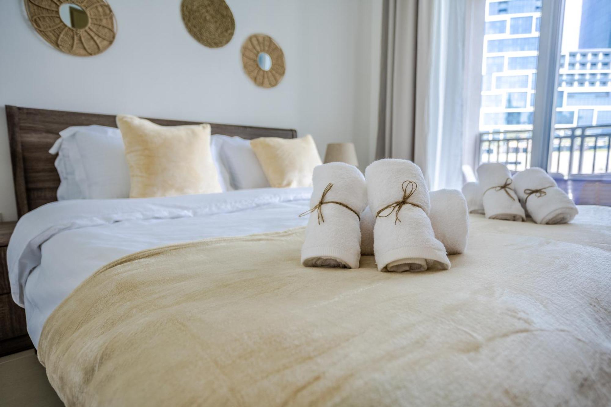 Waves Holiday Home - Waterfront Apartment With Breathtaking Sea Views Dubai Exteriör bild